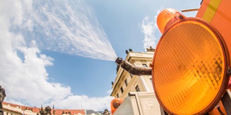 Pražské služby pomáhají zmírňovat vedra v metropoli kropením a mlžením.