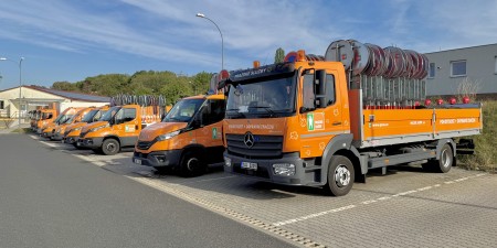 Pracují jen pár metrů od projíždějících vozidel. Pražské služby představují profesi značkaře