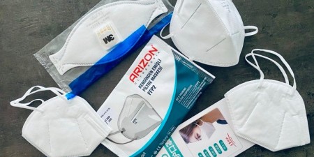 Kam s použitým respirátorem a samotestovací sadou na COVID 19