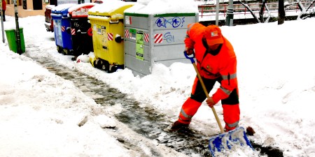 Sníh komplikuje práci popelářů