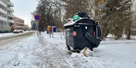 Husté sněžení komplikuje svoz odpadu v Praze