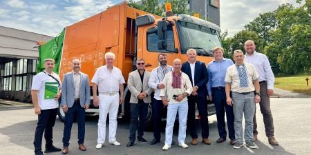 Pražské služby pomáhají! Kolegům z ukrajinského města Yaremche darovaly popelářské auto