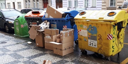 V pražských ulicích se objevují černé skládky. Řešením jsou sběrné dvory