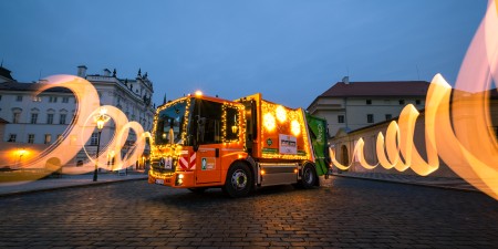 Vánoční popelářský vůz Pražských služeb vyráží do ulic