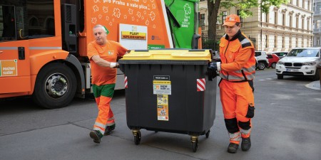 Třiďme společně plasty a nápojové kartony ještě lépe, vyzývají Pražské služby