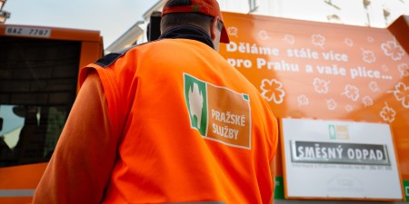 Co s přeplněnou popelnicí? Pražské služby nabízejí jednoduché řešení s humorem
