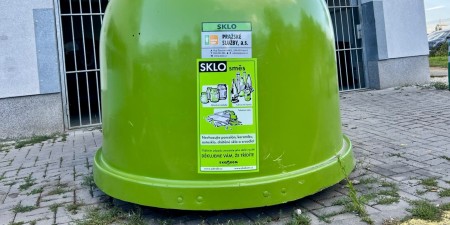 Třiďme sklo společně ještě lépe, žádají Pražské služby a připomínají důležitou novinku